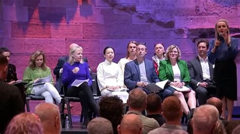 Sydney Lord Mayor heckled at town hall meeting .